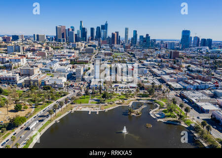 Vista aerea del Los Angeles downtown area con West Lake in California Foto Stock