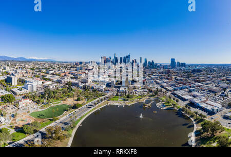 Vista aerea del Los Angeles downtown area con West Lake in California Foto Stock