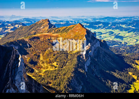 Alpi in Svizzera nei pressi di Pilatus Mountain View, paesaggio svizzero Foto Stock