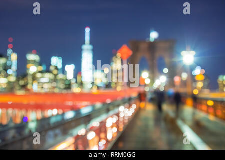 Real defocalizzata New York City - famoso ponte di Brooklyn e la skyline di Manhattan - lens blur sullo sfondo Foto Stock