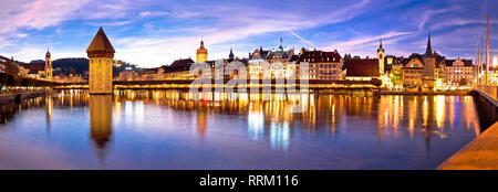 Luzern Kapelbrucke e architettura di riverfront svizzeri famosi punti di riferimento vista panoramica, famosi monumenti della Svizzera Foto Stock