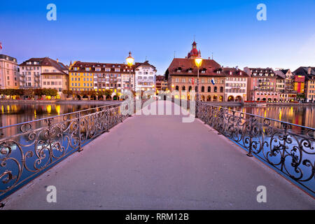 Luzern alba vista dei famosi punti di riferimento e il fiume Reuss, la Svizzera centrale Foto Stock