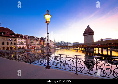 Kapelbrucke in Lucerna famoso punto di riferimento svizzero alba visualizza, famosi monumenti della Svizzera Foto Stock