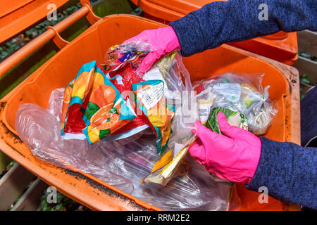 Rifiuti di imballaggio, prezioso materiale tonnellata tonnellata di rifiuti, Berlino, Germania, Verpackungsmüll, Wertstofftonne, Mülltonne, Deutschland Foto Stock