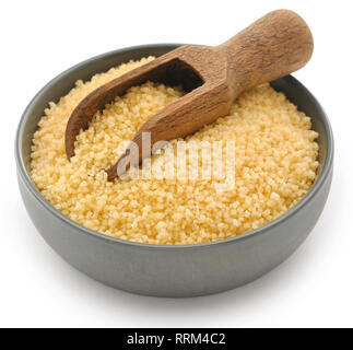 Il cous cous a nord cucina africana in una ciotola su sfondo bianco Foto Stock