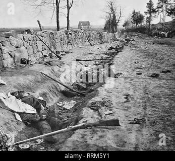 Morto confederato dietro il muro di pietra di Marye di altezze, Virginia, ucciso durante la Seconda battaglia di Fredericksburg, che era nella parte orientale del maggio 1863 Battaglia di Chancellorsville. Foto Stock