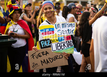 Lima in Perù - 2 Febbraio 2019: donne venezuelano a protestare tenendo un cartello contro Nicolas Maduro Foto Stock