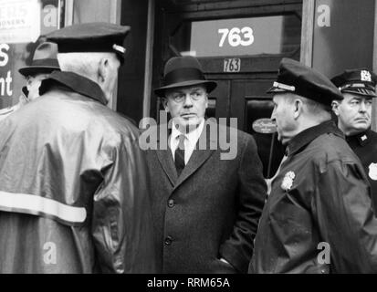 Kennedy, Stephen P., Chief Constable della città di New York 1955 - 1961, a mezza lunghezza e con poliziotti di fronte all'ONU- edificio, preparazioni per previsto tumulti, 17.2.1961, Additional-Rights-Clearance-Info-Not-Available Foto Stock