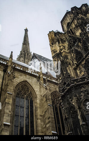 Vienna, Austria - 20 Gennaio 2014: le attrazioni di Vienna, gli interni della costruzione delle cattedrali e templi. Edifici antichi di templi e ca Foto Stock