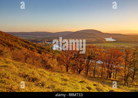 Autunno giornata soleggiata con cielo chiaro, con vista sul castello di rovina e coloratissimi con foreste e campi in Bassa Austria e Slovacchia Foto Stock