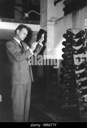 Cotten, Giuseppe, 15.5.1905 - 6.2 1994, attore americano e mezza lunghezza, visitando il Henkell produttori di champagne, Wiesbaden, 1954, nella cantina di storage, Additional-Rights-Clearance-Info-Not-Available Foto Stock