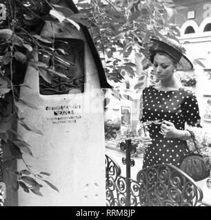 Loren, Sophia, * 20.9.1934, l'attrice italiana e mezza lunghezza, presso la tomba di Anton Chekhov, il cimitero di Novodevichy, Mosca, luglio 1965, Additional-Rights-Clearance-Info-Not-Available Foto Stock