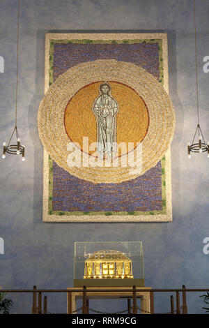Mosaico della Santa Trinità nel santuario la chiesa parrocchiale di San Ildegarda, Eibingen, Ruedesheim, Hesse, Germania, Additional-Rights-Clearance-Info-Not-Available Foto Stock