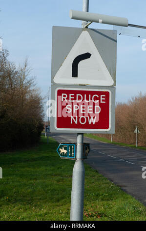 Duplice scopo della segnaletica stradale in modo criniera, Westbury, Wiltshire, Regno Unito. Foto Stock