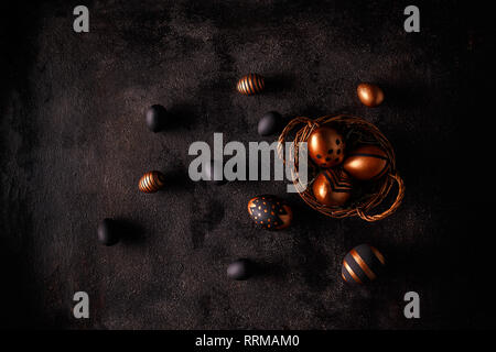 Piano di composizione dei laici con oro e nero uova. Concetto di pasqua Foto Stock
