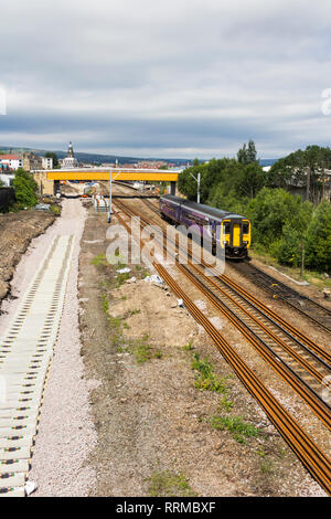 Classe 156 diesel multiple unit treno in partenza Bolton. legato per Manchester Victoria come nuovo binario ferroviario è prevista. Foto Stock