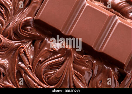 Close up di cioccolato fuso e pezzo di barra di cioccolato Foto Stock