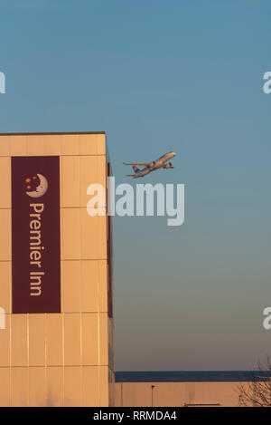 L'aereo di linea jet decollo dall'Aeroporto Heathrow di Londra, Regno Unito, passando dall'hotel Premier Inn all'alba. Partenza del volo di prima mattina, Hotel vicino Foto Stock