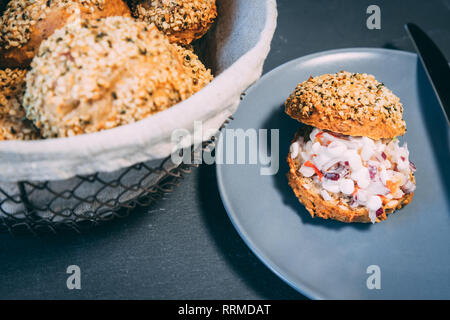 Bun fresco di qoinoa e grano saraceno con copertura di canapa, delicati disposti con ricotta, cipolle, aglio e peperoncino Foto Stock