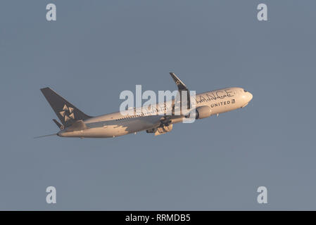 United Airlines Star Alliance Boeing 767 aereo jet piano N653UA decollo dall'Aeroporto Heathrow di Londra, Regno Unito. Compagnia aerea della partenza del volo Foto Stock