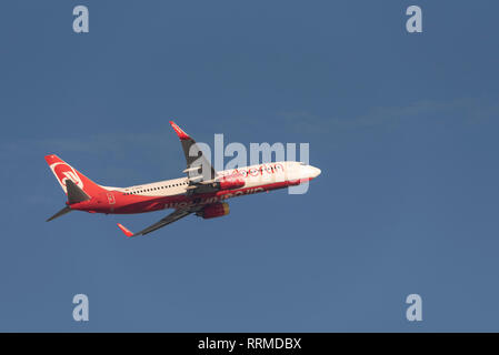 Air Berlin Boeing 737 D-ABKN aereo jet aereo decollo dall'Aeroporto Heathrow di Londra, Regno Unito. Compagnia aerea della partenza del volo Foto Stock