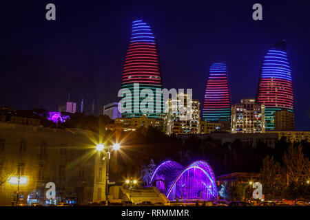 Vista notturna del quartiere centrale degli affari con neon evidenziato edifici e grattacieli, Baku, Azerbaijan Foto Stock