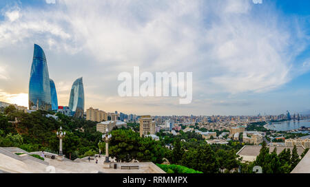 Panoramica Panoramica della città centrale quartiere degli affari nel tramonto, Baku, Azerbaijan Foto Stock