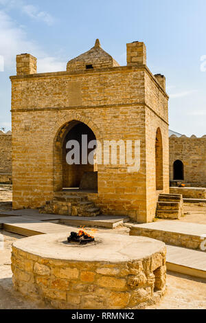 Antico tempio di pietra di Atashgah zoroastriana, luogo di culto del fuoco, Baku, Azerbaijan Foto Stock