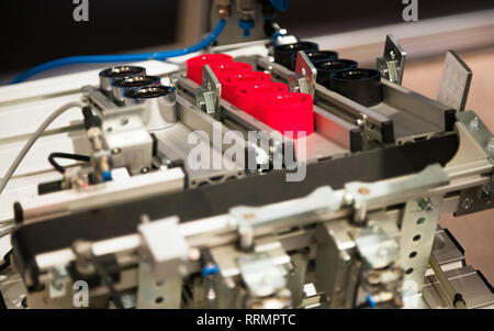 Macchina industriale rendendo le parti in plastica. Complessi di produzione di macchinari cose in plastica Foto Stock