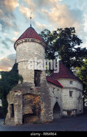 Viru Gate, Tallinn, Estonia. Città vecchia di città turistica Tallinn Foto Stock