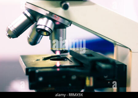Vista laterale di un microscopio a luce che mostra la Luce e ottica oculare di ingrandimento Foto Stock