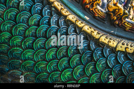 Close up shot dettagliata del modello tailandese il re dei naga o serpente statua in corrispondenza di Wat Rong Sua dieci o il Tempio Azzurro, Chiang Rai Thailandia Foto Stock
