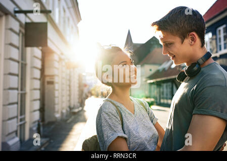 Affettuosa coppia giovane guardando ogni altro in città Foto Stock
