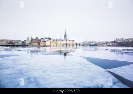 Vista invernale di Stoccolma la città vecchia, Gamla Stan e chiesa di Riddarholm con ghiaccio rotto sul lago. Preso da the Waterside a City Hall. Foto Stock