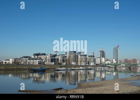 Riflessi nel fiume Tamigi, gli appartamenti del porto di Chelsea, Londra, Inghilterra, visto da di Battersea raggiungere Foto Stock