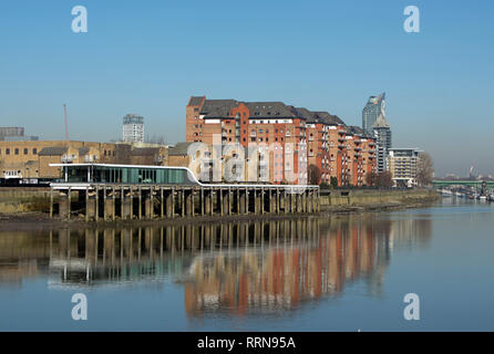 Riflessi nel fiume Tamigi, appartamenti facenti parte del porto di Chelsea, Londra, Inghilterra, visto da di Battersea raggiungere Foto Stock