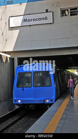 Treno della metropolitana di entrare nella stazione di Maracana, Rio de Janeiro, Brasile Foto Stock
