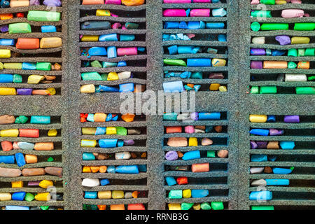 Insieme multicolore di matite di colore pastello, vista dall'alto. Foto Stock