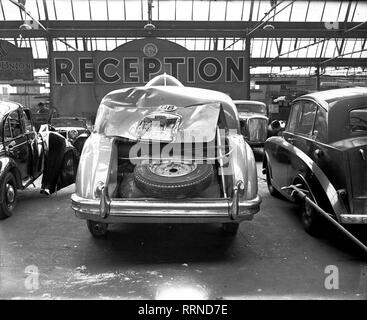 1956 crash danneggiato Jaguar Mk VII in riparazione presso Martin Walter Ltd (Folkestone) - forerunner di Dormobile Ltd Foto Stock