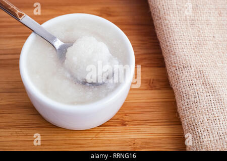 Olio di noce di cocco in una ciotola. Close up. Foto Stock