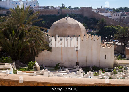 Simile tradizionali tombe bianco sul cimitero su una collina. La moschea di piccole dimensioni con una cupola. Safi, Marocco. Foto Stock