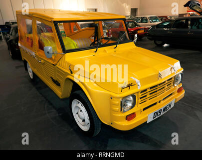 Tre quarti frontale di un 1987 Citroën Méhari Plage, sul display nella zona paddock del 2019 London Classic Car Show Foto Stock