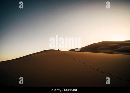 Orme nella sabbia del deserto remoto, Sahara, Marocco Foto Stock