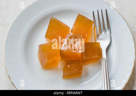 Bagno turco croccante di zucca dolce da Hatay / Kirecte Kabak Tatlisi con polvere di noce. Tradizionale Dessert organico. Foto Stock