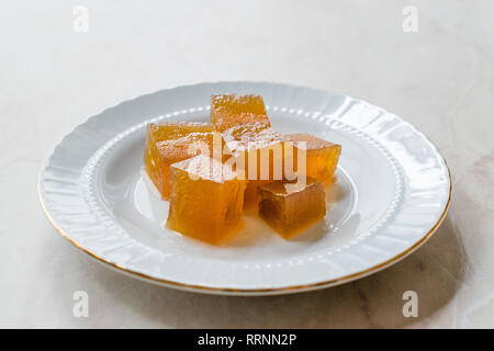 Bagno turco croccante di zucca dolce da Hatay / Kirecte Kabak Tatlisi con polvere di noce. Tradizionale Dessert organico. Foto Stock