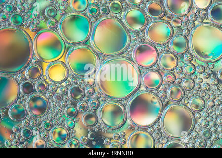 Superficie con bolle colorate nel liquido. Abstract background. Foto Stock