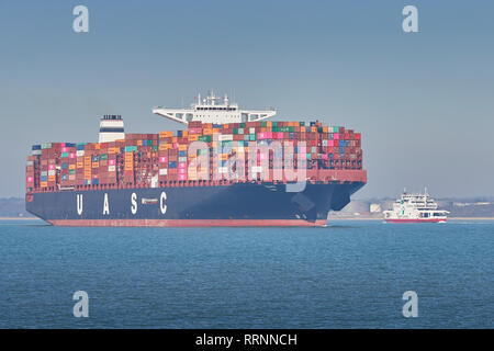 400 metri, Ultra-Large, contenitore di nave, TIHAMA, passando per un Imbuto Rosso nave traghetto nel porto di Southampton profondo canale di acqua, Hampshire, Regno Unito. Foto Stock