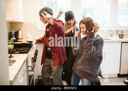 Famiglia spensierata dancing e cottura in cucina Foto Stock