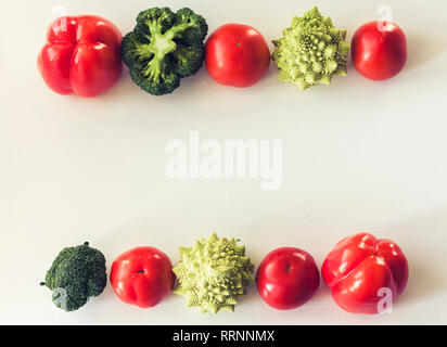 Impianto basato cibo crudo di verdure di stagione sfondo, cibo vegan cottura ingredienti, vista dall'alto Foto Stock