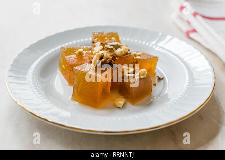 Bagno turco croccante di zucca dolce da Hatay / Kirecte Kabak Tatlisi con polvere di noce. Tradizionale Dessert organico. Foto Stock